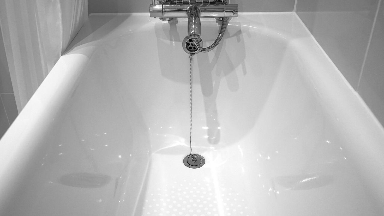 Niestandardowe wanny – praktyczne rozwiązania do małych łazienek